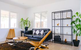 The Zen - Outdoor Shower, Gas Fireplace, Walkable To Shops & Restaurants